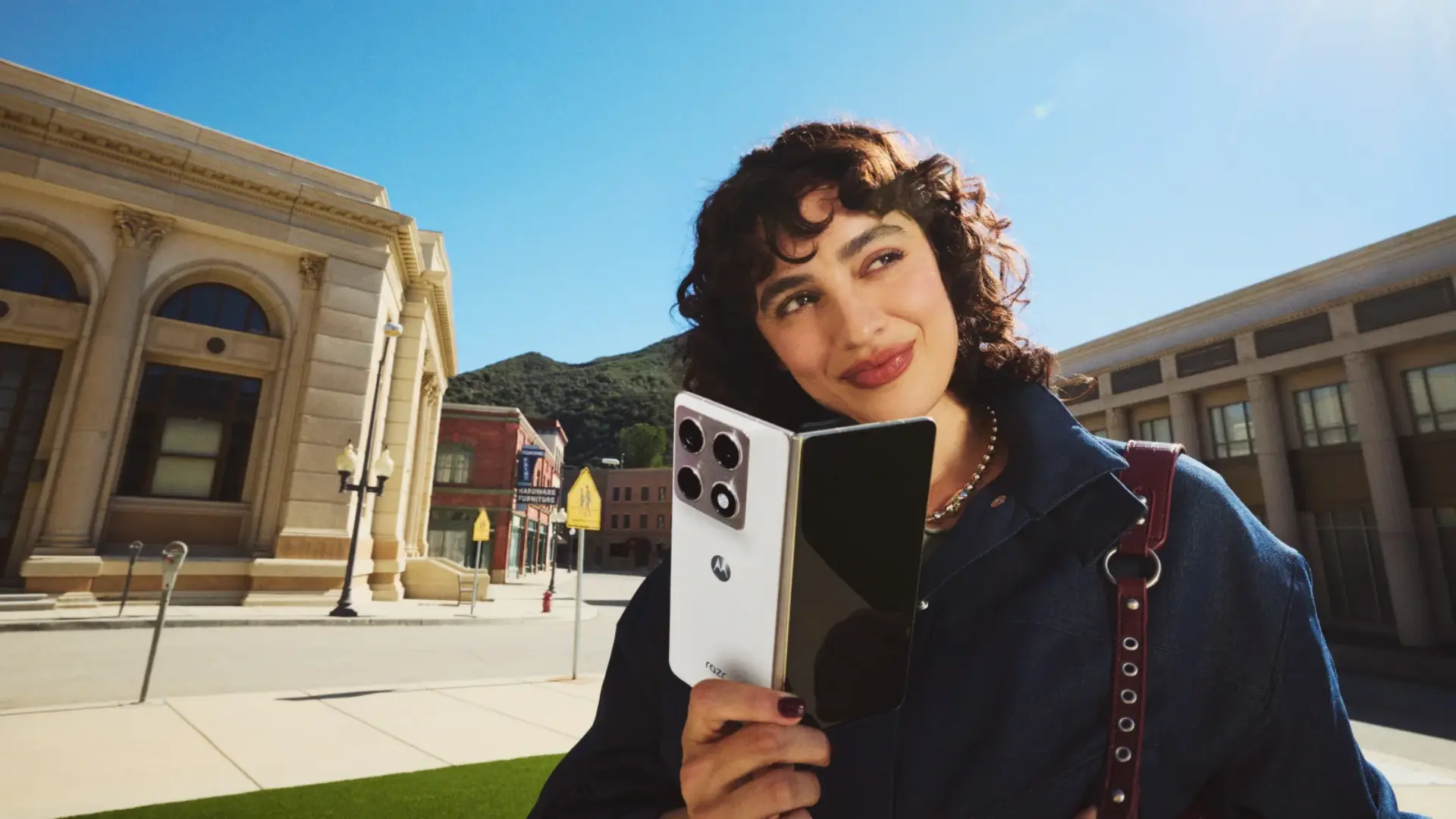 Lenovo moto razr Fold: AI Foldable Phone