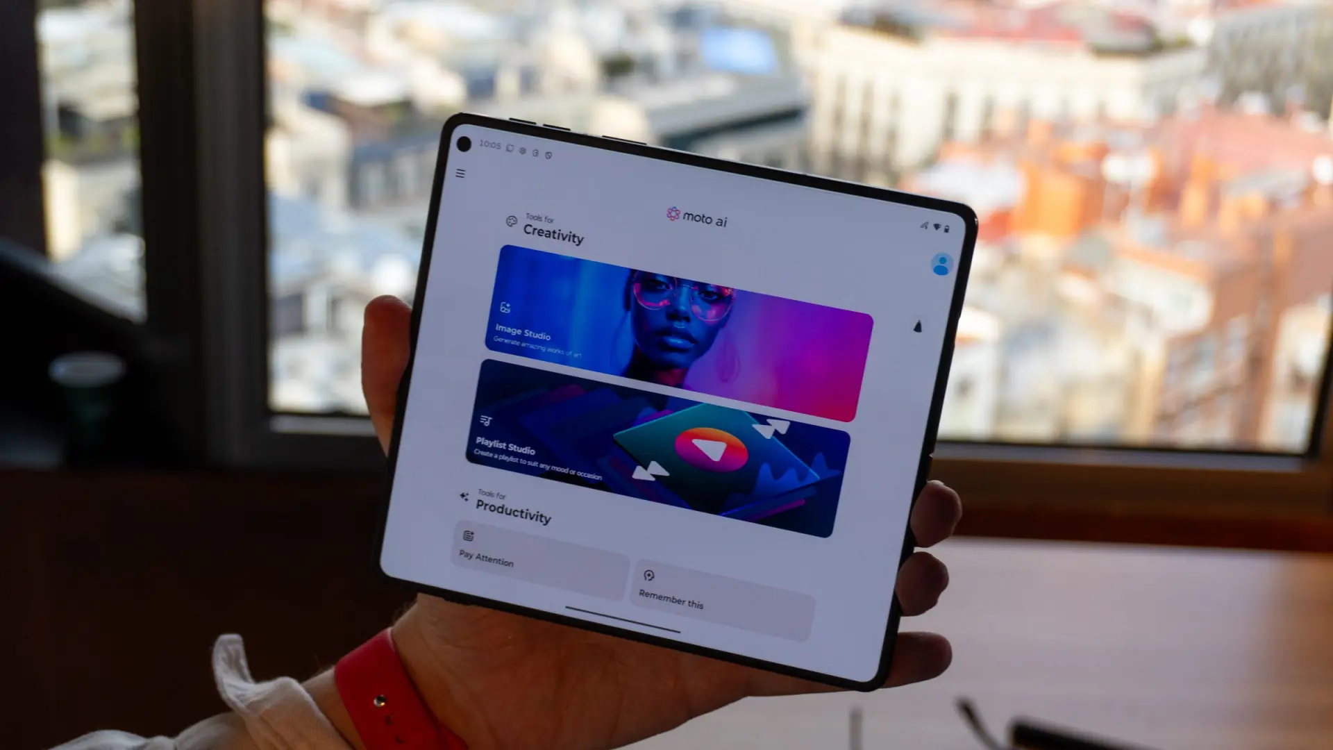 Lenovo moto razr Fold: AI Foldable Phone