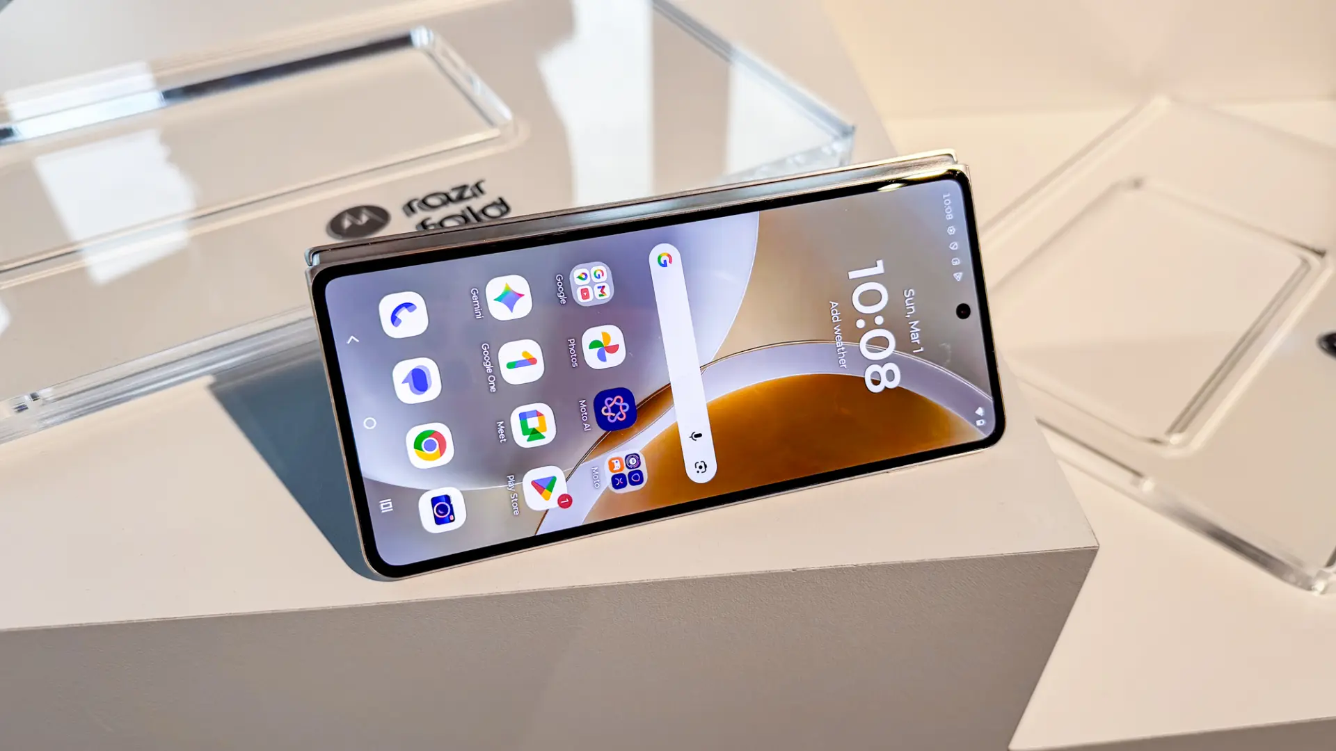 Lenovo moto razr Fold: AI Foldable Phone