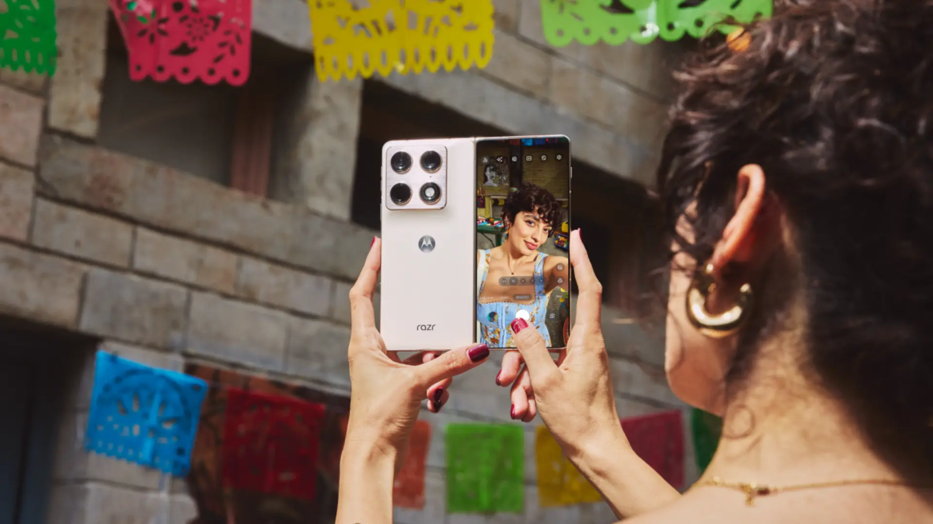 Lenovo moto razr Fold: AI Foldable Phone