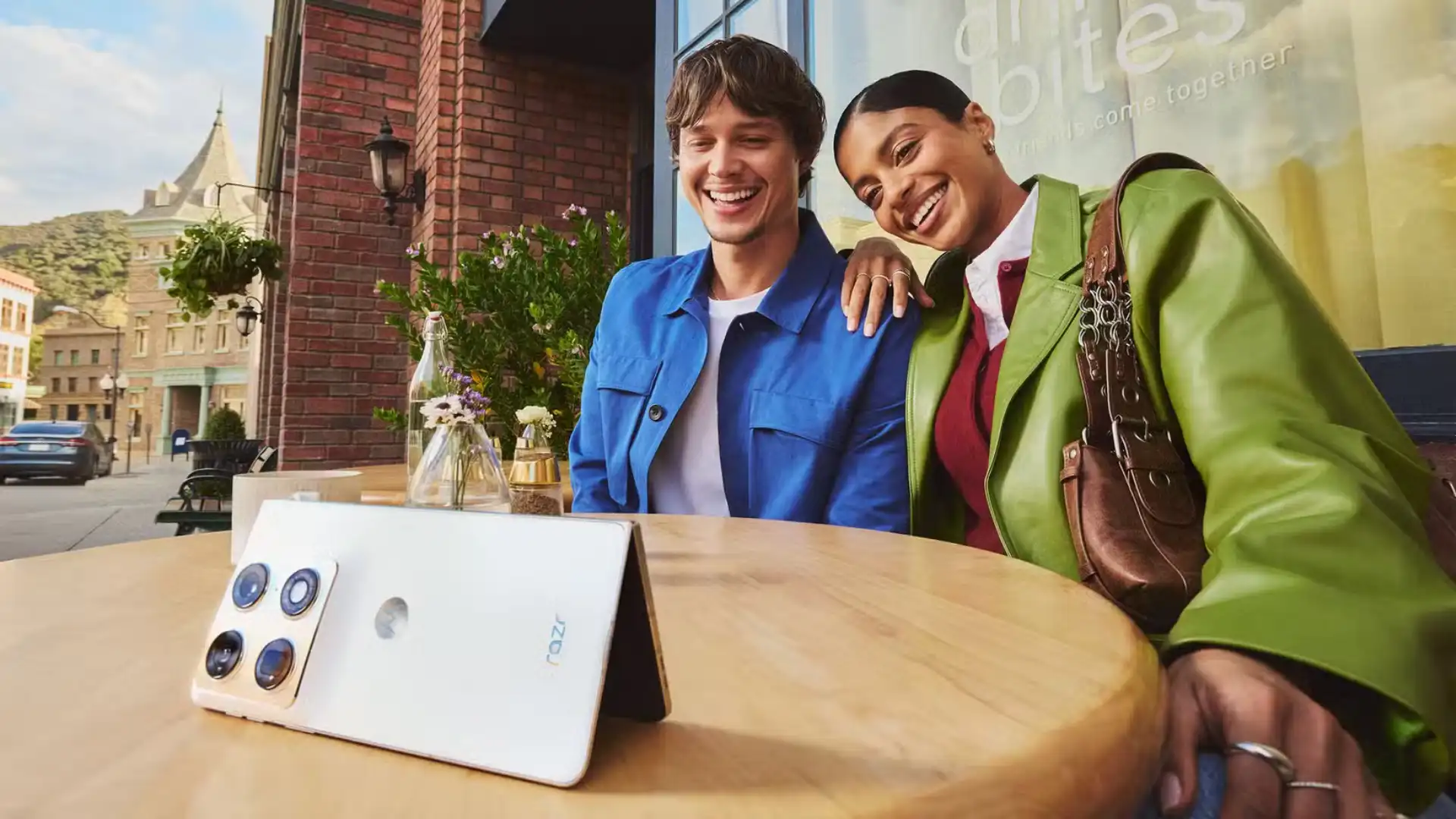 Lenovo moto razr Fold: AI Foldable Phone